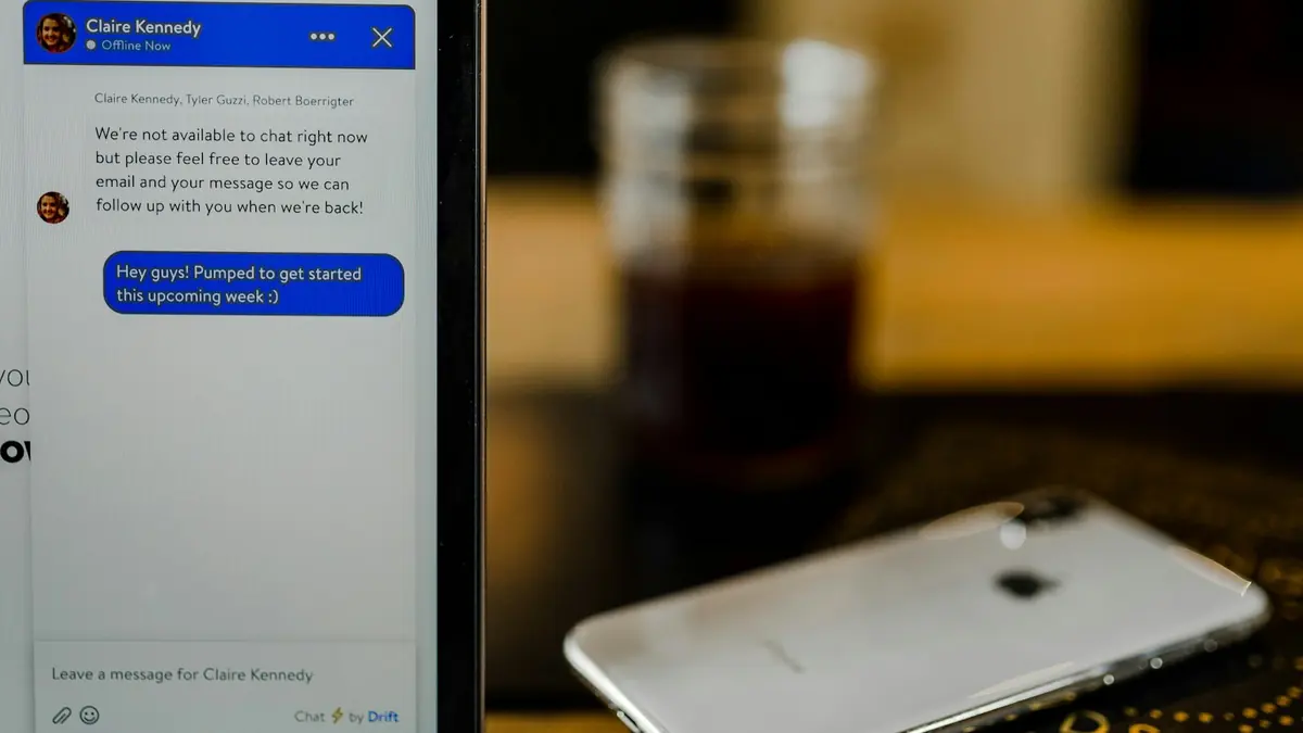 Клієнт спілкується з онлайн-консультантом на сайті через смартфон